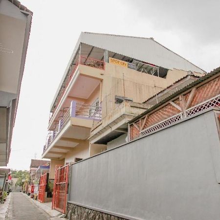 Spot On 1870 Graha Batu Mulia Hotel Exterior photo