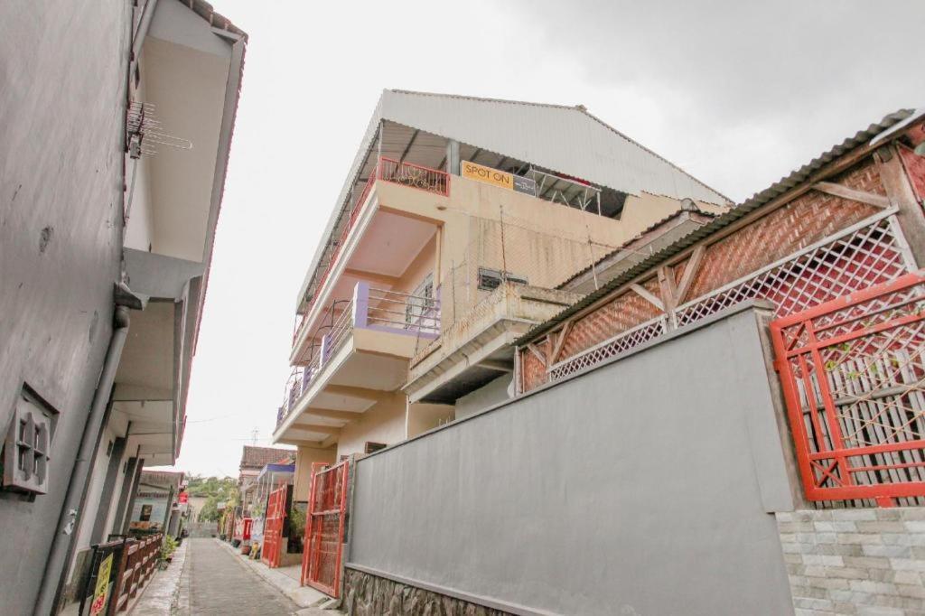 Spot On 1870 Graha Batu Mulia Hotel Exterior photo